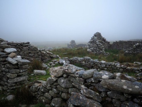 Die verlassene Siedlung von Slievemore im Nebel