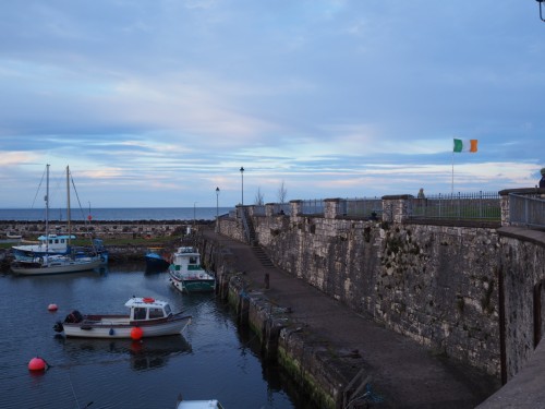 Churchills Pub und die Fahne der Republik Irland mitten in Nordirland