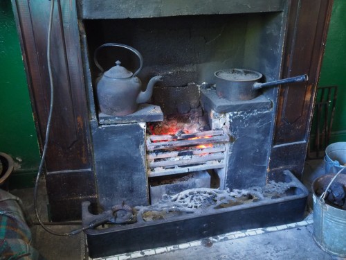 Endlich riecht es auch wie Irland - Torffeuer im Ulster Folk Museum bei Belfast